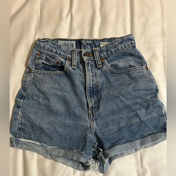 Vintage Levi’s shorts ONE of a kind - Picture 3 of 6